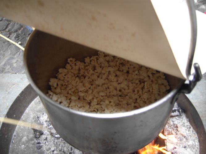 Auch Popcorn wurde ber dem Lagerfeuer gemacht.