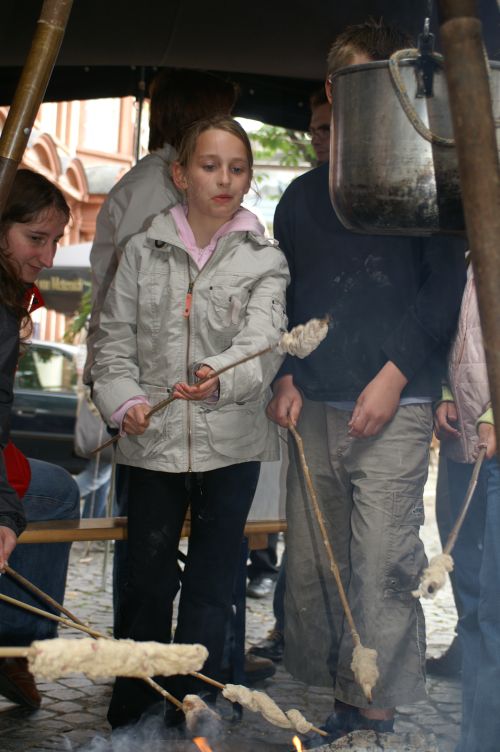 Feuer und Stockbrot bten magische Anziehung aus.